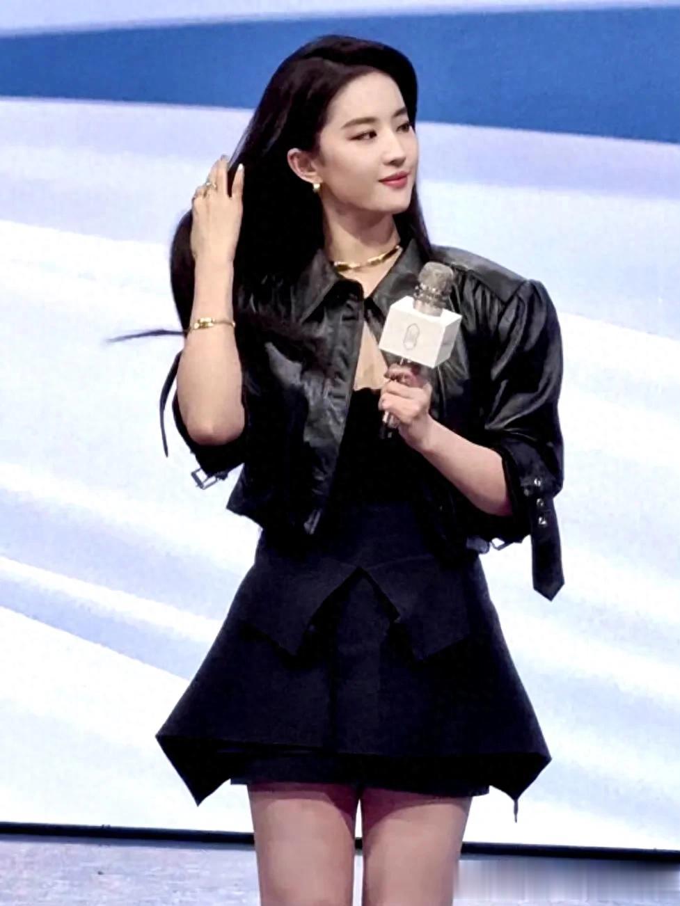 刘亦菲|成都线下活动路透黑色皮衣+短裙长靴,酷girl状态好