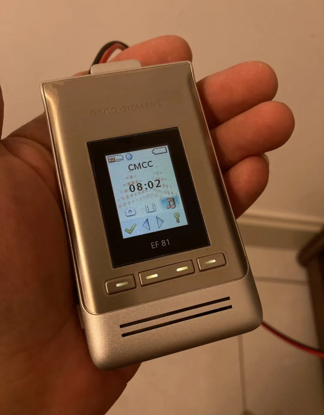 快二十年的超薄翻盖手机,闲鱼开价1200元,比大熊猫还少见!