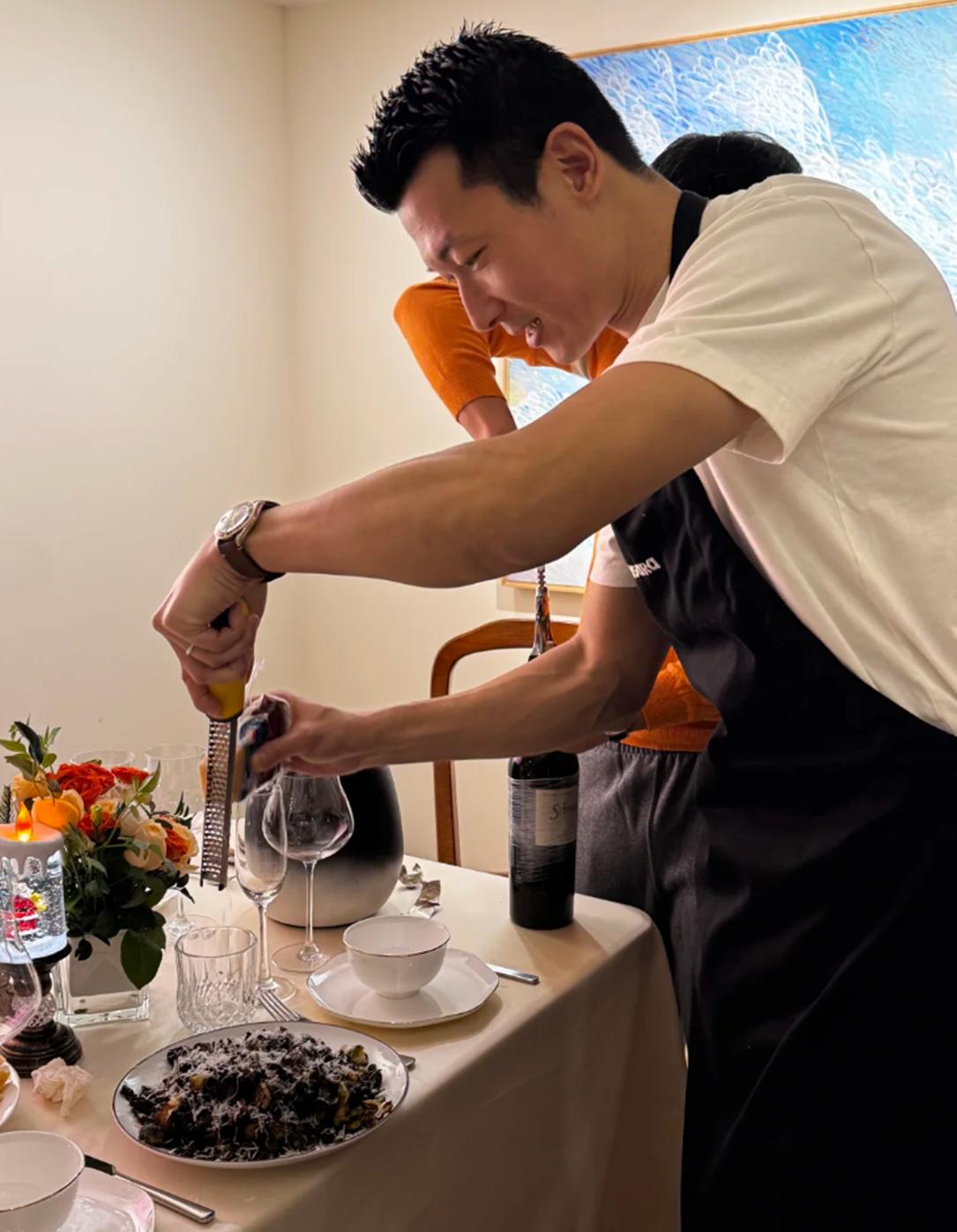 恭喜朱珠搬离老破小!和老公在豪宅做牛排请客,家里穿短袖超暖和