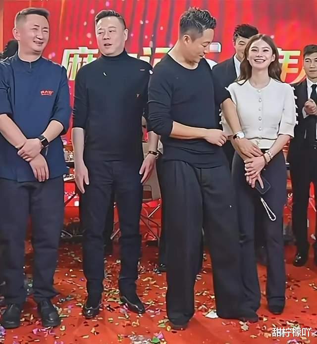 马筱梅开播晒孕肚，透露即将休息，汪小菲抚摸妻子肚子爱意满满