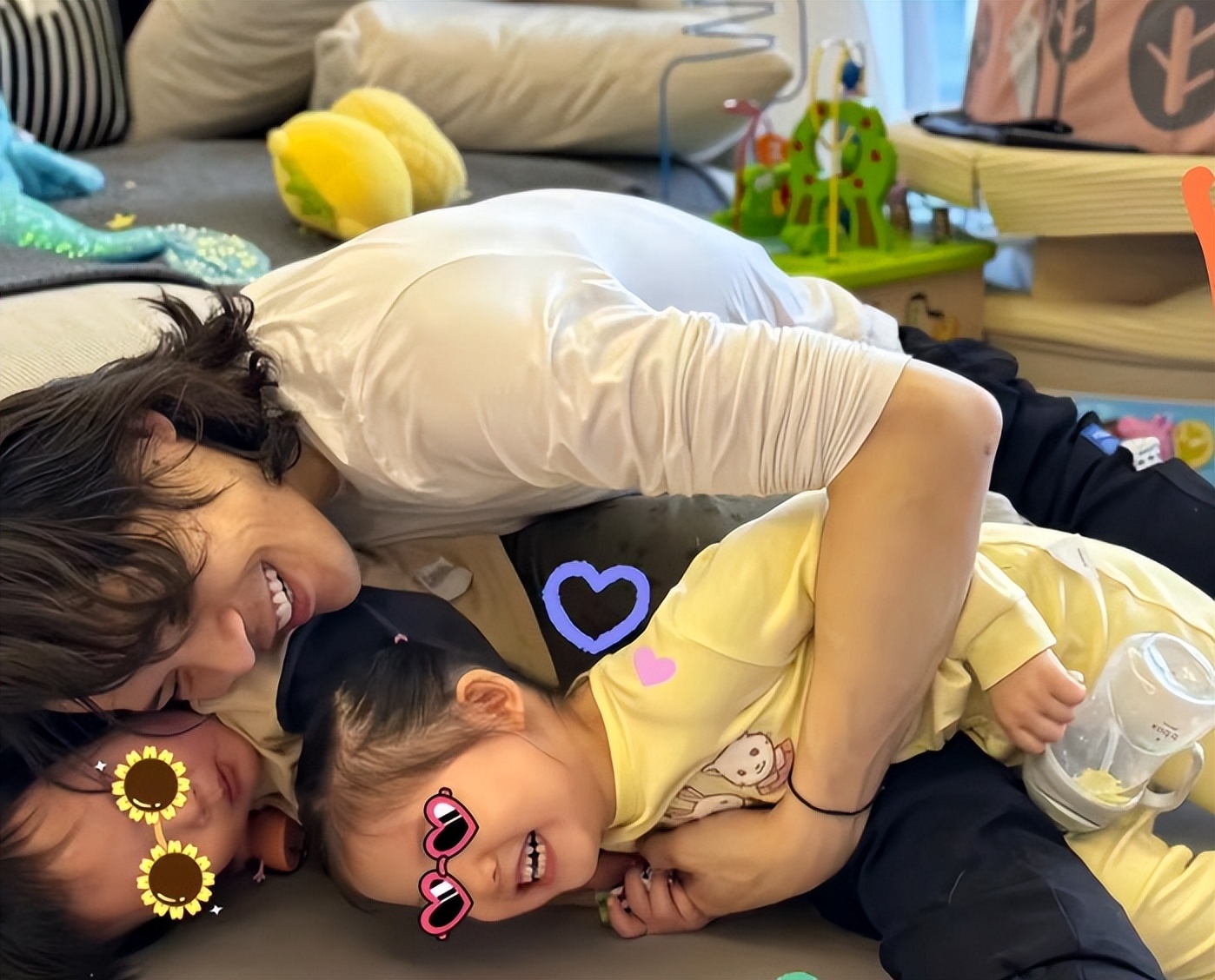 郭碧婷把儿子当女儿养！3岁向笙留长发穿姐姐旧衣服，和妈妈赏花