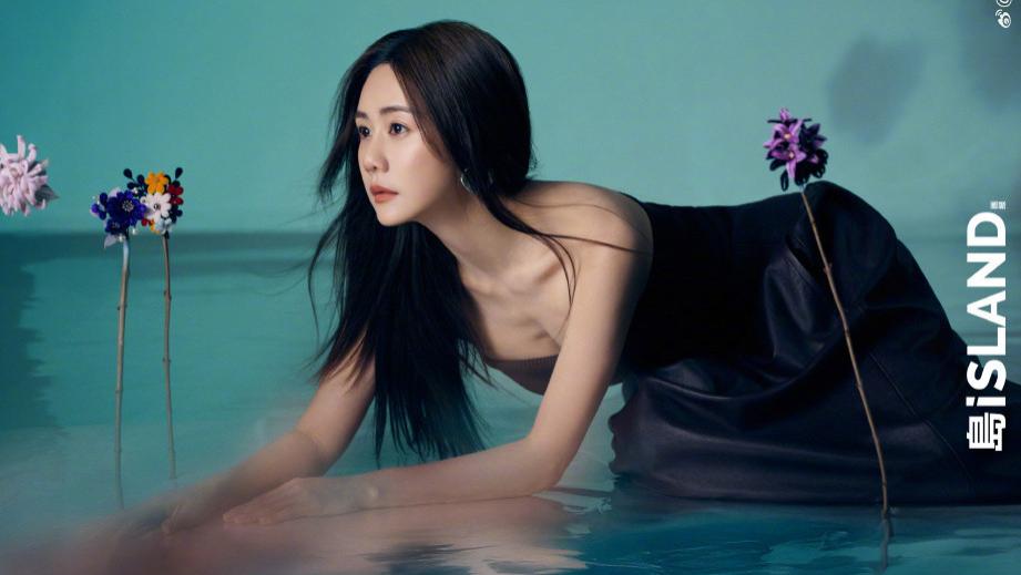 刘芸晒写真大片，一身黑裙尽显优雅，43岁的她美出了新高度！