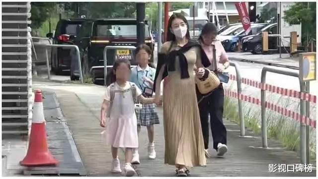 方媛挺孕肚打出租送女儿上学，孕晚期肚大如箩，方妈妈不放心跟着