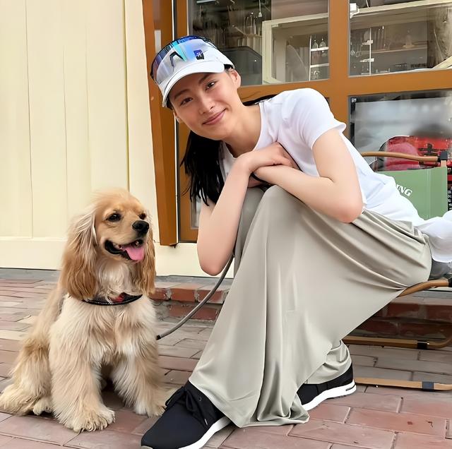 马浴柯已获李家三兄弟认可，和梁洛施现身机场送别16岁李长治！