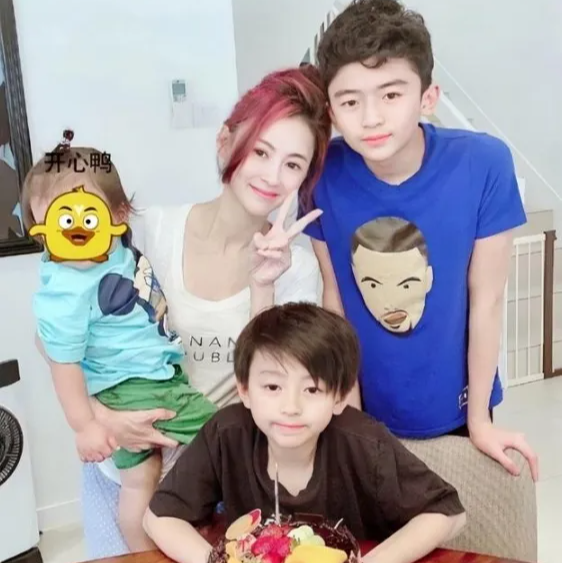 一家5口合照曝光！6岁小王子颜值高，专挑父母优点长，4胎疑是女儿