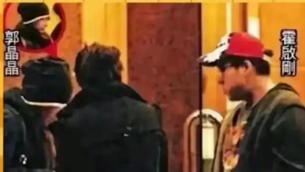 霍启刚对郭晶晶,真是生理性喜欢,从两人拥吻时身体距离就能看出