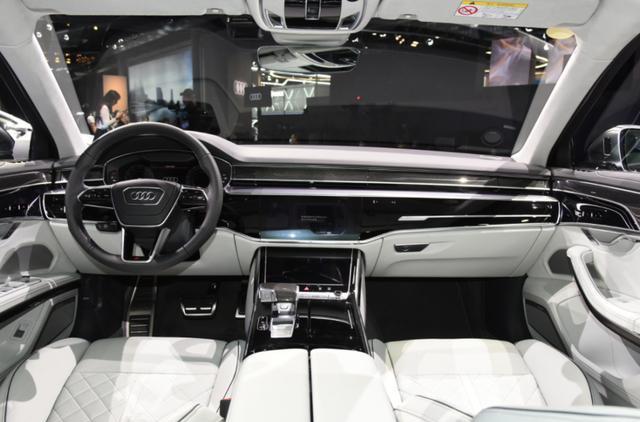 被当做“花瓶”，200万的奥迪旗舰，加长搭大V8引擎，对标S63AMG