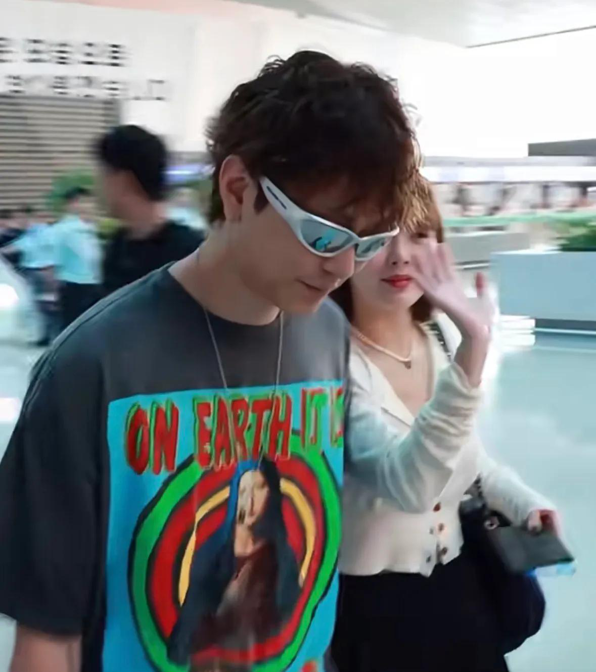 准夫妻泫雅龙俊亨合体现身机场,泫雅颜值回春,龙俊亨真的很爱