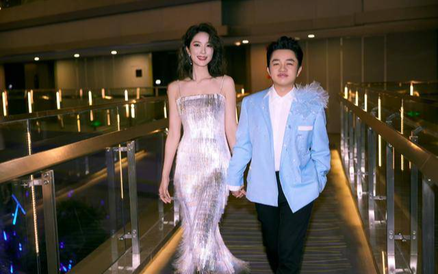 知名港星疑与高挑女子亲密拥抱，举动引发误会