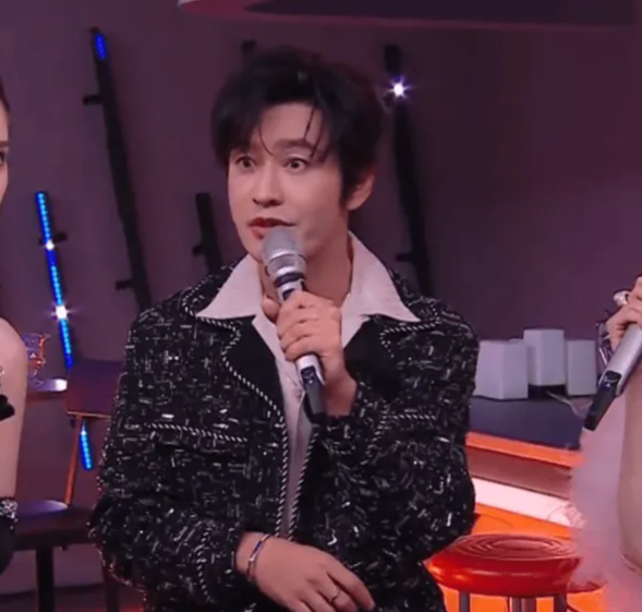 黄晓明跨年夜亮相,分手风波后首度公开露面,状态不佳多次走音