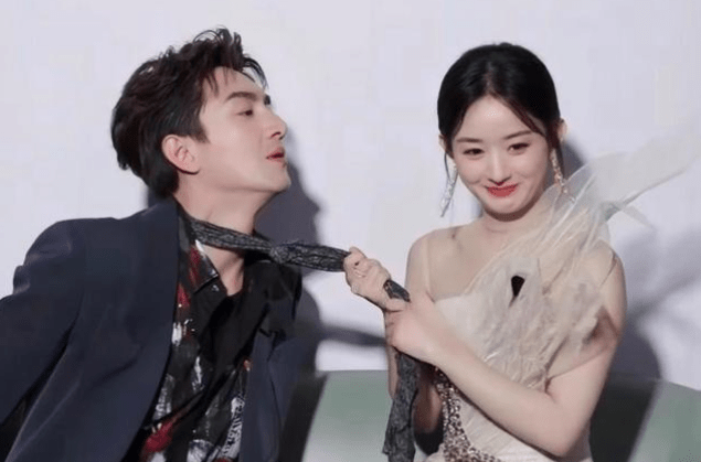 林更新大方牵手赵丽颖，冯绍峰微妙回避，星光大赏上的一幕