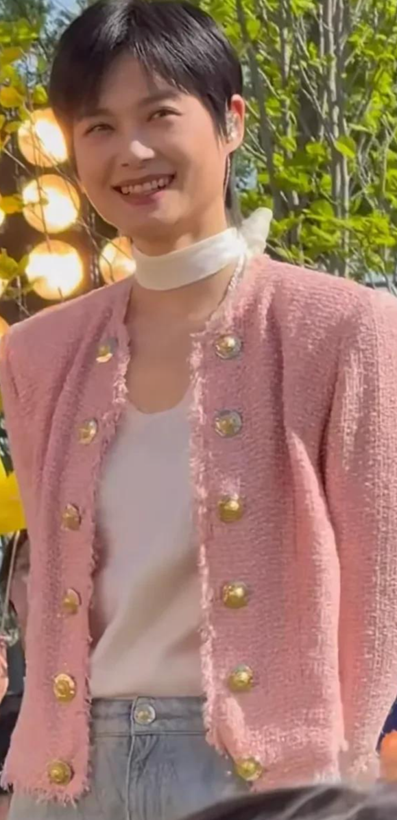 李宇春新造型翻车！粉色穿搭遭群嘲，41岁未婚状态引热议