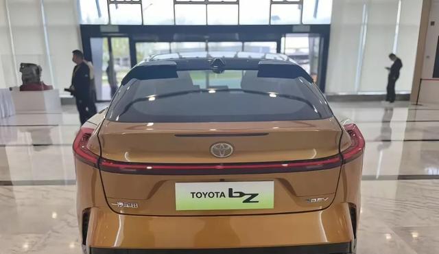 一汽丰田bZ5全路况+15.6巨幕，30项辅助破市场迷局