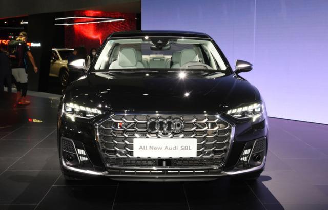 被当做“花瓶”，200万的奥迪旗舰，加长搭大V8引擎，对标S63AMG