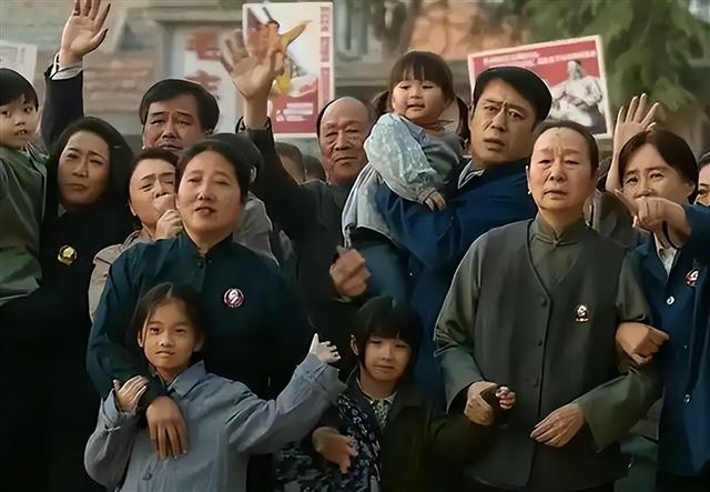 文汇报发文点评《六姊妹》，短短17个字，完全说到观众心坎上了