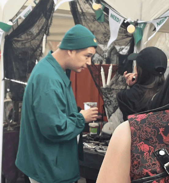 李纯马頔逛街被偶遇,两人颜值差距大,网友好奇李纯看上马頔啥了