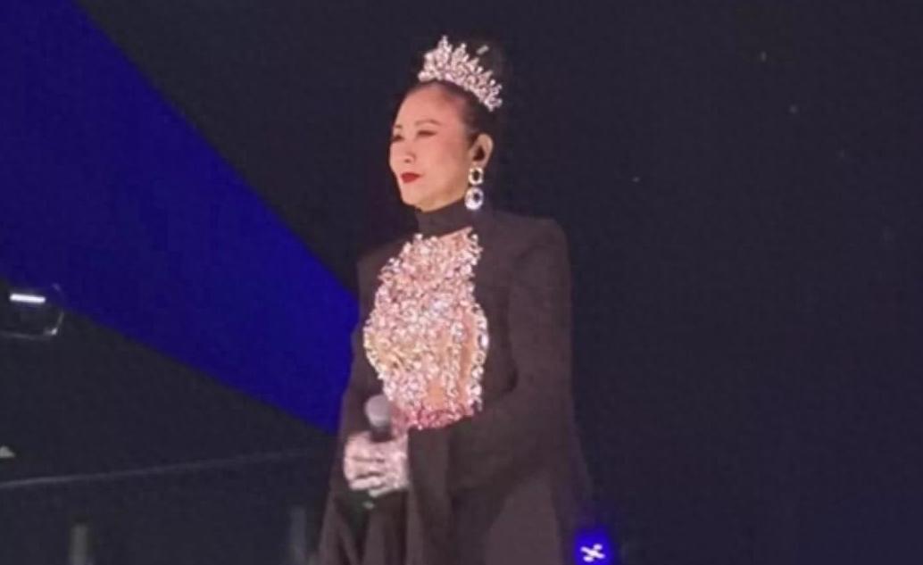 内娱最大的笑话，一个连路都走不利索的歌手，77岁还开演唱会捞钱