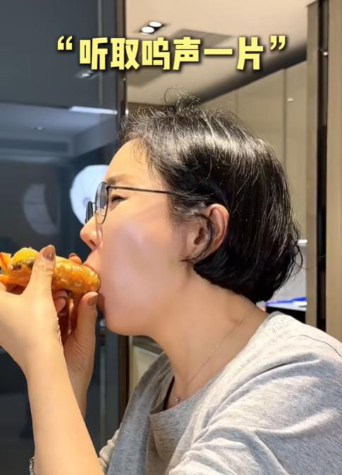 秋瓷炫点5个菜吃夜宵，自曝年纪大没女一号演了，为拍戏曾晕过3次