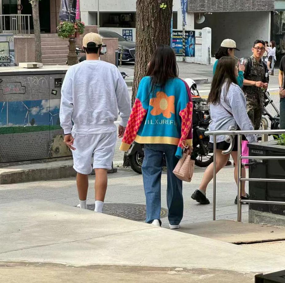 网友偶遇苏志燮与小17岁太太逛街，结婚4年甜蜜相伴不着急生娃