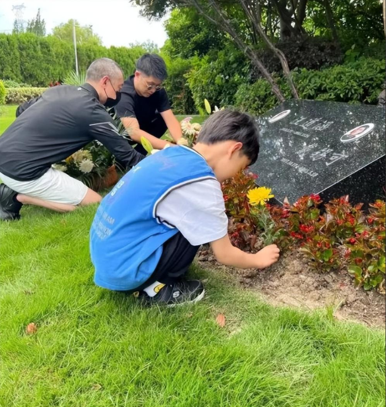 “京城四少”汪雨领证结婚，两人相差18岁，女方身材高挑样貌出众