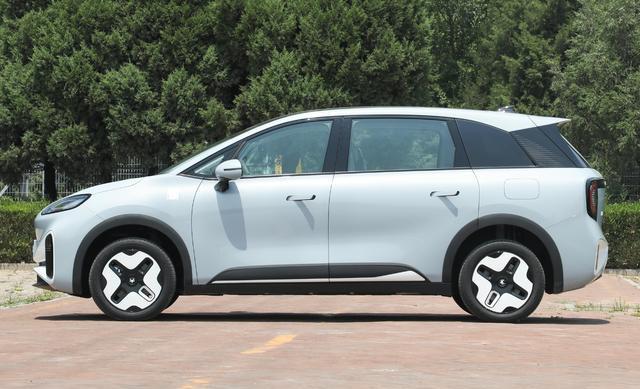 又一款10万级纯电SUV，五座布局+侧滑门，极狐新车