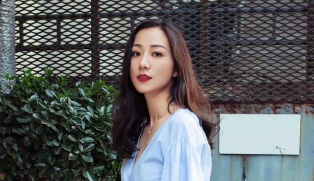 41岁韩雪和60岁丈夫聚餐被拍，两人穿着朴素，网友表示这是真豪门