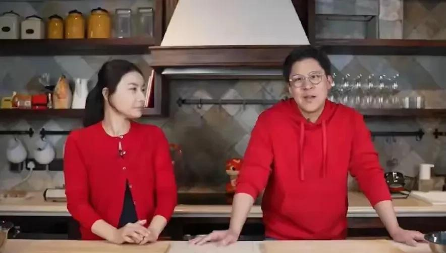 霍启刚对郭晶晶,真是生理性喜欢,从两人拥吻时身体距离就能看出