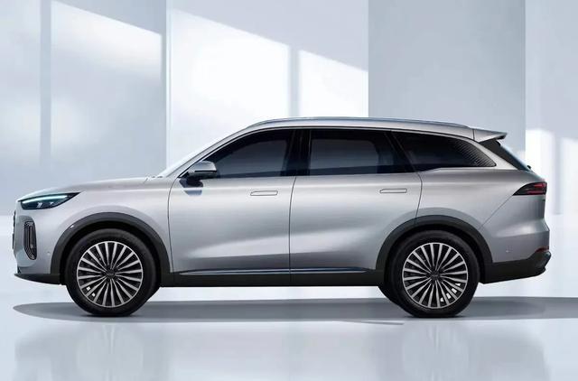 奇瑞瑞虎8L，搭载2.0T涡轮增压发动，有两驱和四驱车型