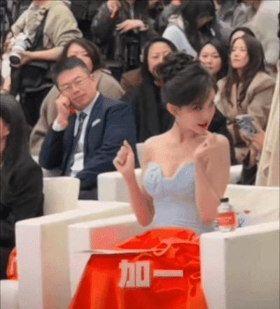 杭州这天,被出席活动的孟子义惊艳了,皮肤白暂,路人眼神亮了