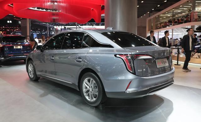 新款红旗E-QM5亮相上海车展，纯电动中型车设计，怀挡布局引领新潮流