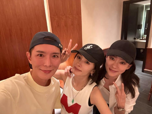 杨幂张小斐从“校服到礼服”,跨越20年的情谊“顶峰相见”