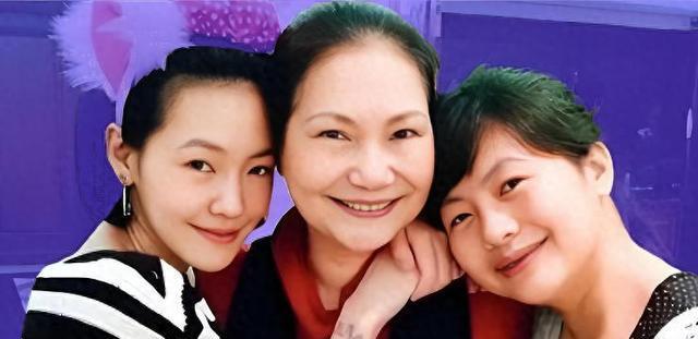 曝大s生病时，小s正忙吃日料补妆，大姐急回简讯，外甥表情担忧