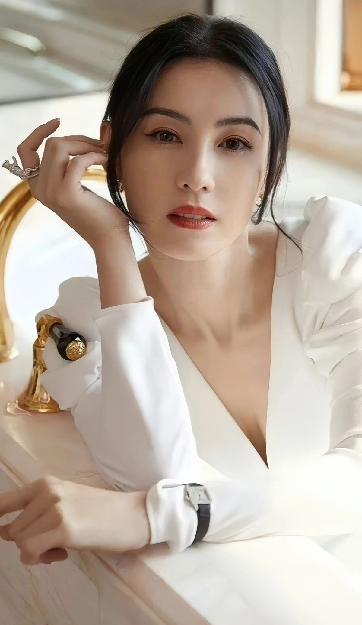 “锋菲”日本度假,55岁王菲身材走样有赘肉了