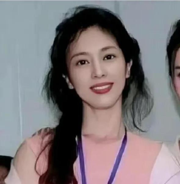 刘亦菲已经回到美国生活,和友人逛街拍照,打扮朴素看球赛心情好