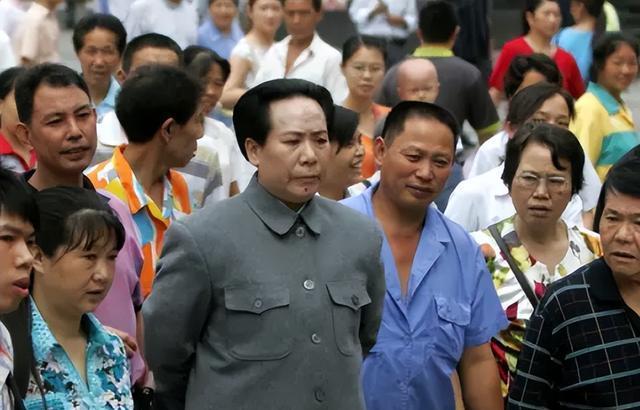 和主席长相相似的陈燕,后来成为扮演主席的女演员,家人却很苦恼