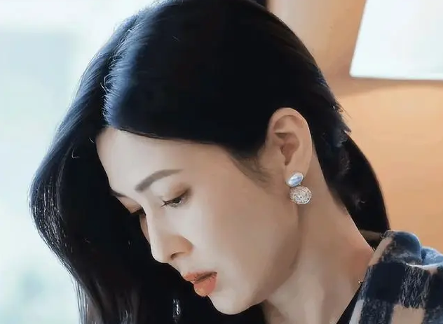 45岁童蕾素颜上热搜！《蛮好的人生》里这张脸打了多少医美女星的脸