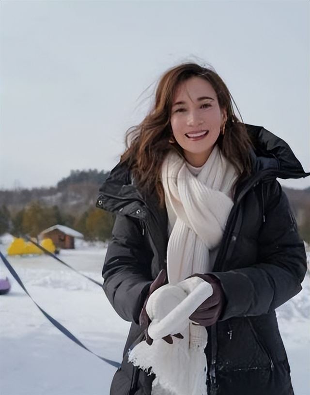 韩庚晒出自己拍摄卢靖姗美照 镜头里美得大气明媚