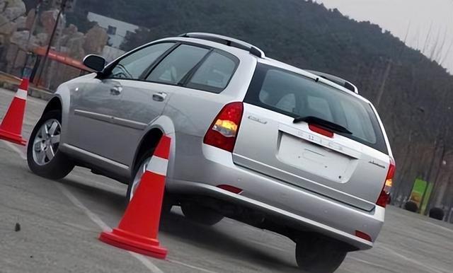 丰田花冠旅行版经典重现，耐用实用空间大，可惜当年国内未引进