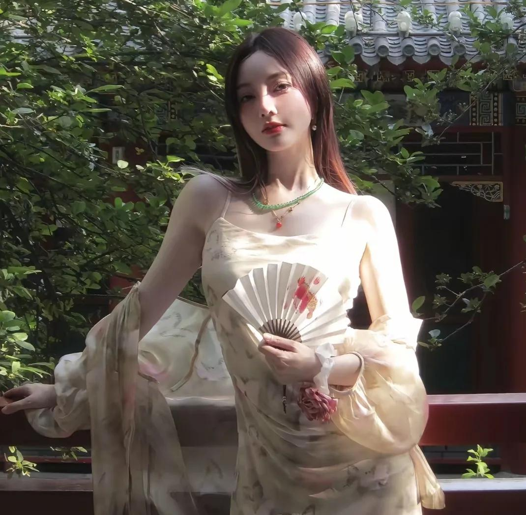 李小璐有二胎了?家中出现婴儿椅和小男孩,还删除网友质疑评论