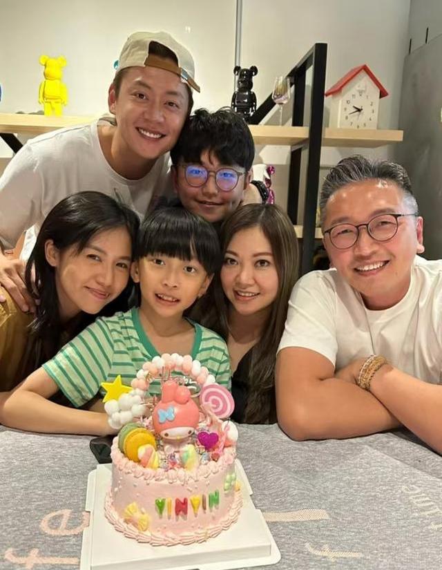 蹭热度？TVB新晋视帝得奖后遭曝光“床照”，女方躺在其胸口