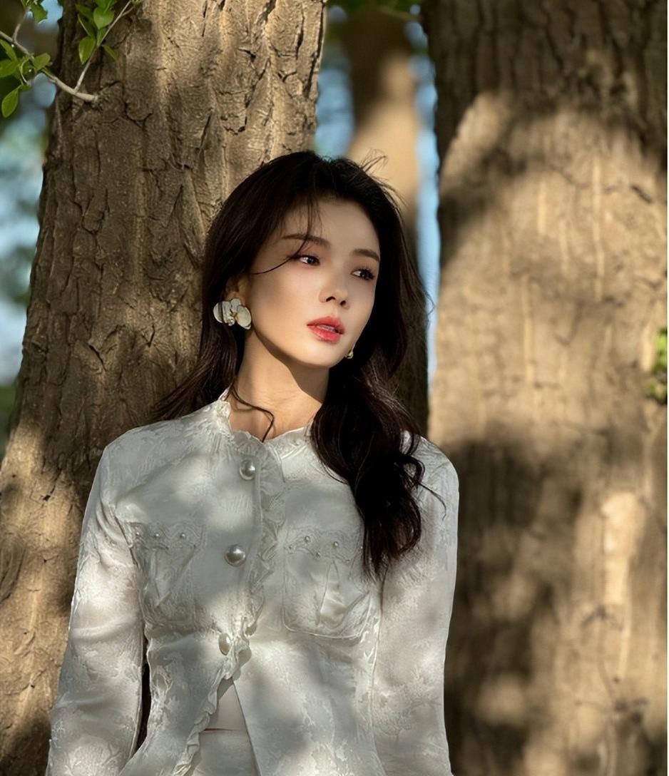 他与刘涛同居四年，如今已六十岁仍未成婚，刘涛表示心中愧疚。