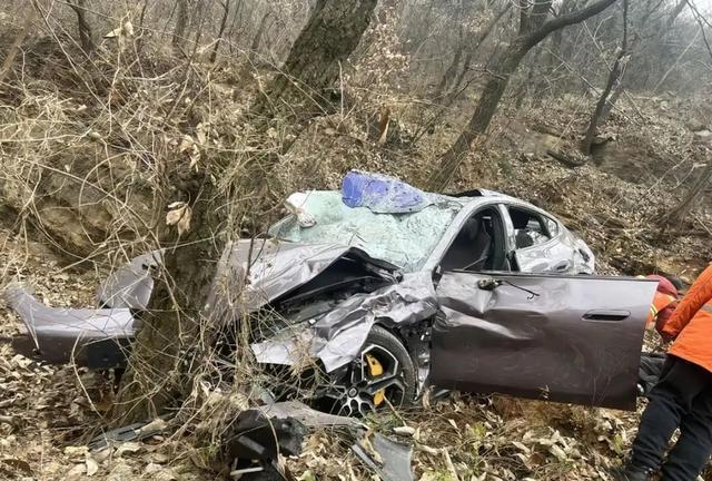 小米SU7坠崖车主又提了一辆SU7MAX,发文感谢雷军