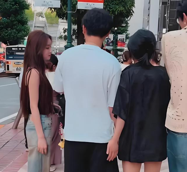 王思聪叮嘱“别理外界”！女友懒懒晒顶级克罗心项链，破分手传闻方式很特别