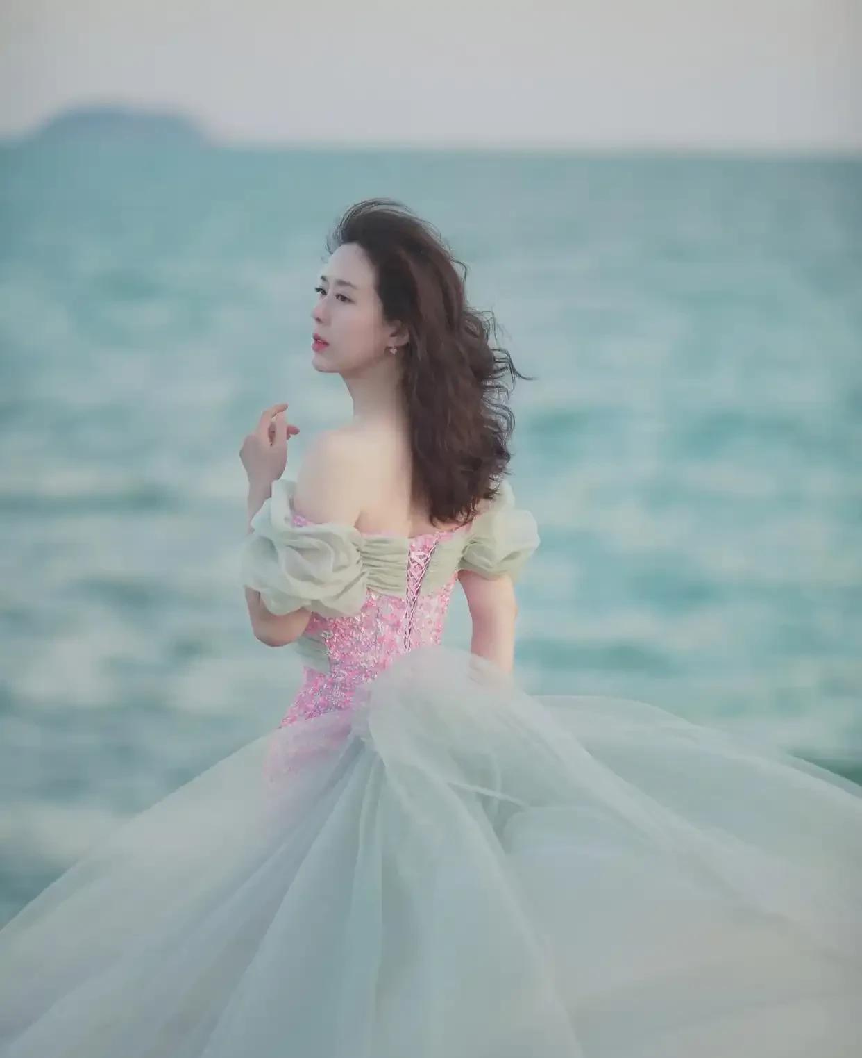 颜丹晨——性感妩媚，多姿多彩，时尚俏丽！