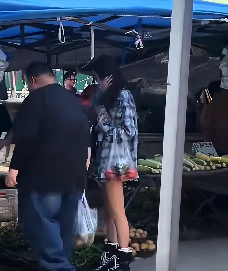 孙怡孙越沙河大集录综艺，体型反差吸睛，试吃玉米形象全无