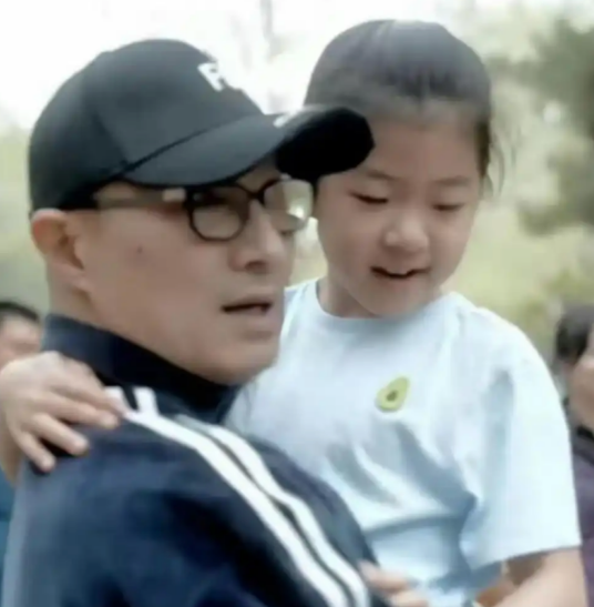 汪峰带女儿三亚过年,10岁醒醒气质出众颜值随妈,遗传父母优点明星范足