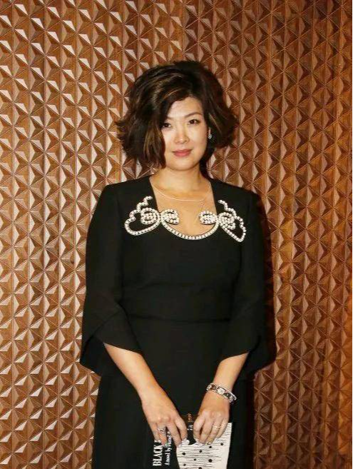 香港知名女星离婚案，女方因证词有出入败诉，丈夫激动落泪