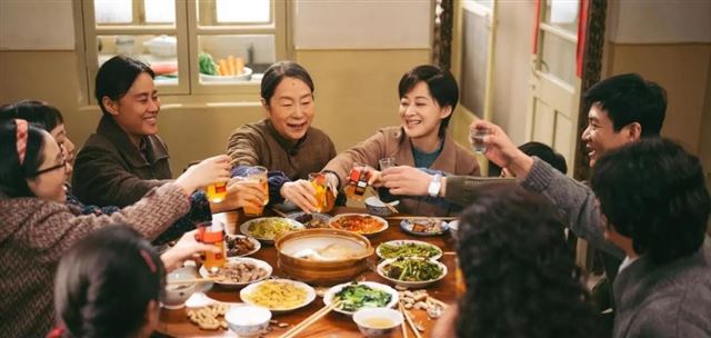 文汇报发文点评《六姊妹》，短短17个字，完全说到观众心坎上了