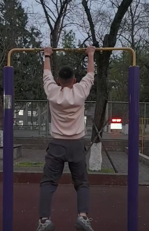 养家邻居又爆料!谢浩男就是“备胎”,被姐弟压榨,吃的咸菜馒头