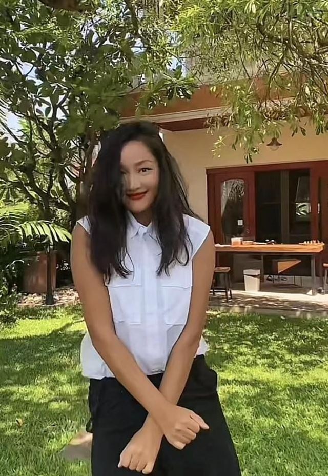 54岁瞿颖晒素颜生图,眼角全是皱纹小肚子凸出,头发炸毛笑的好傻